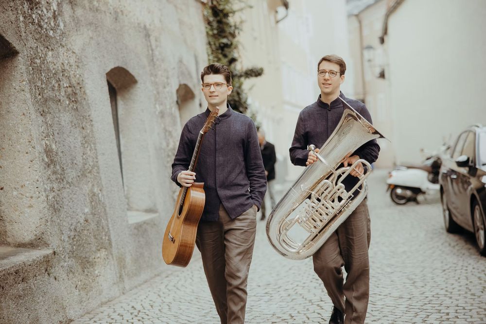 Duo Spielwerk walking in street with instruments