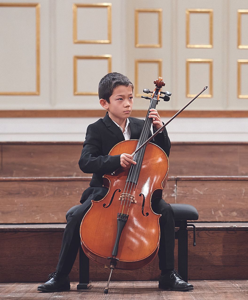 Junge mit Cello