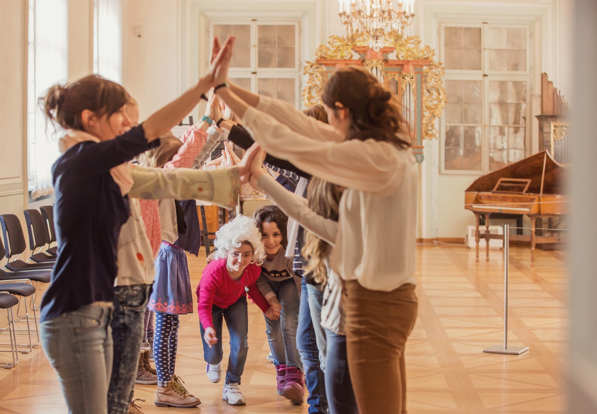 Kinder beim Spielen in den Mozart-Museen in Salzburg Kinder beim Spielen in den Mozart-Museen in Salzburg