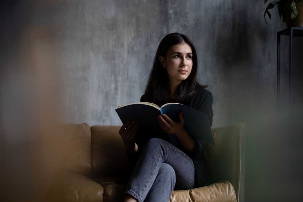 Alexandra Dovgan, sitzend mit Buch