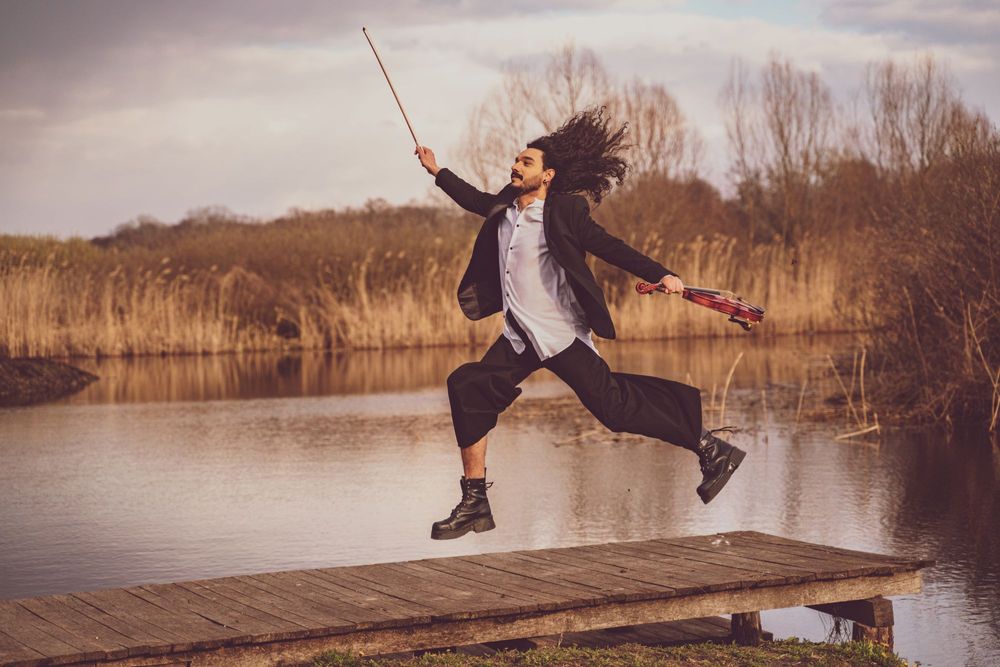 Nemanja Radulovic with violin at a lake