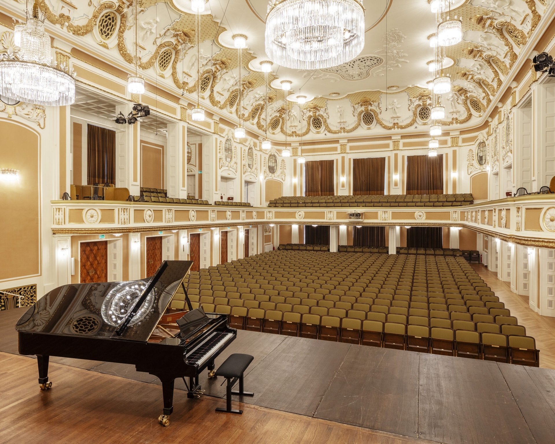Großer Saal mit Klavier von Bühne aus gesehen