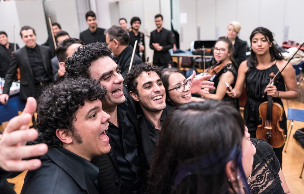 Mitglieder der Iberacademy Medellín mit Rolando Villazón