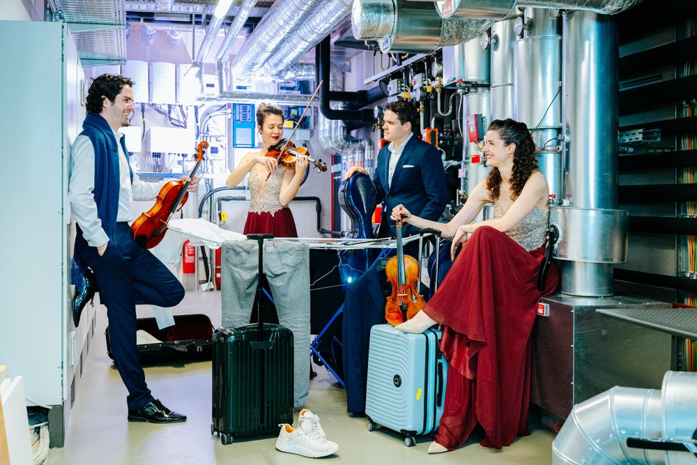 Aris Quartett with instruments and suitcases