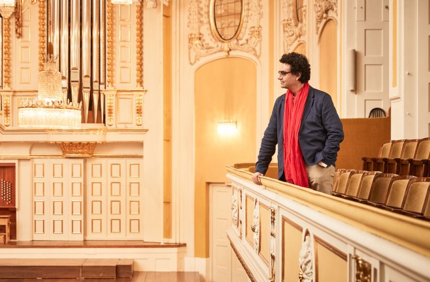 Rolando Villazon am Balkon im Großen Saal der Stiftung Mozarteum