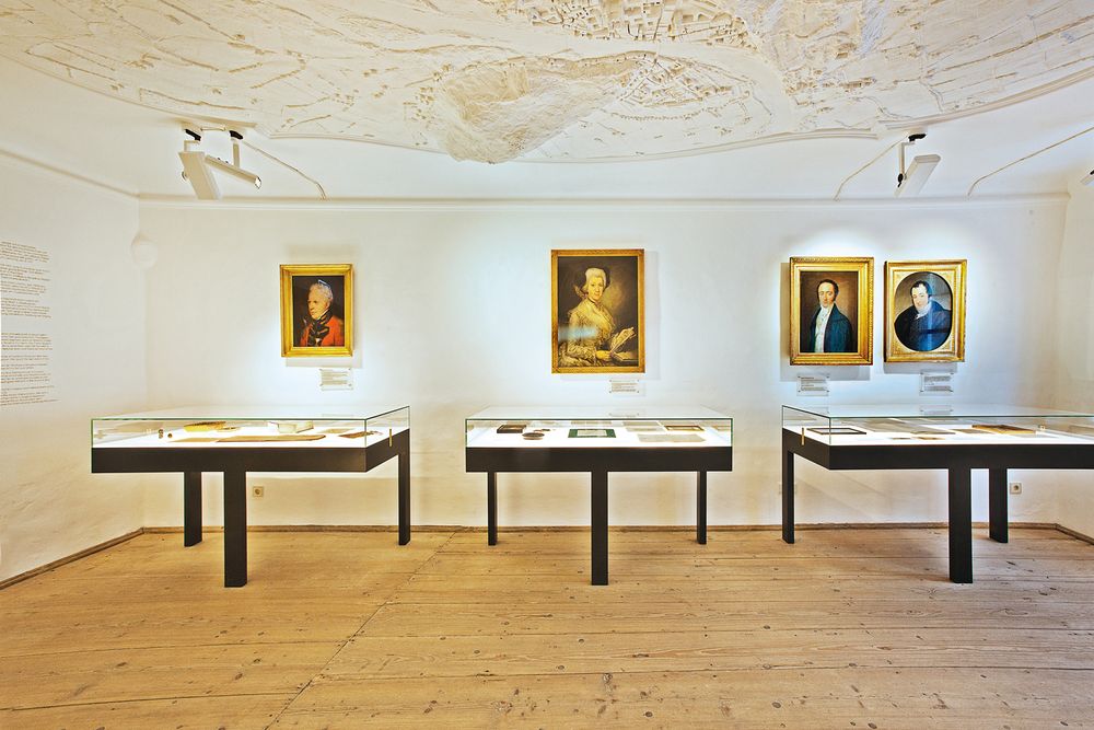 Foto von Wohnzimmer Mozarts Geburtshaus mit Portraits